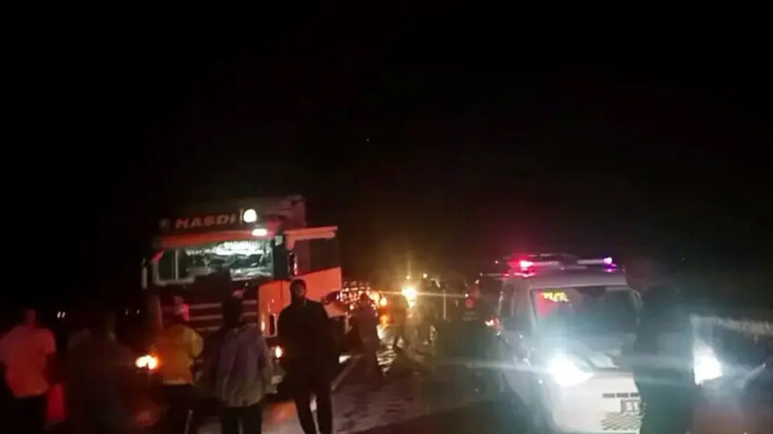 Kayseri yolunda traktorle carpisan kamyonet alev aldi 3 yarali EEvykOqK.jpg