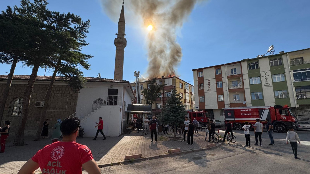Kayseri’de apartmanın çatısı alevlere teslim oldu