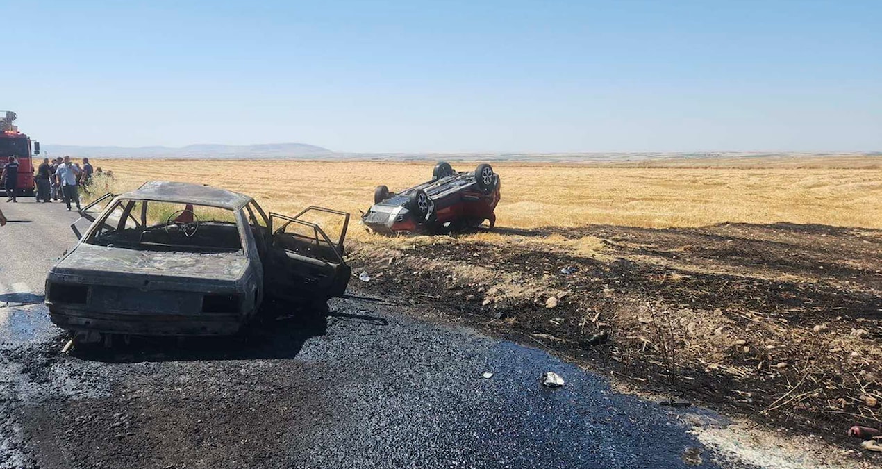Kaza sonrası araç alev aldı: 1 ölü, 2 yaralı