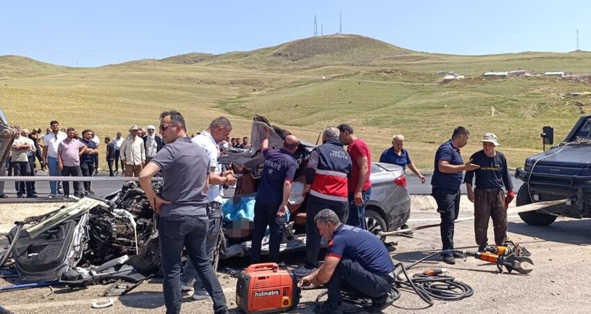 Kaza sonrasi arac hurda yiginina dondu 2 olu 1 yarali mTAfNfjn.jpg