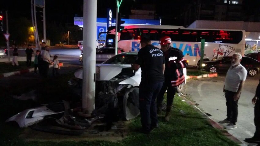 Kaza yapti trambus diregine carpti yarali surucu ambulanstan kacti ga19qGPZ.jpg