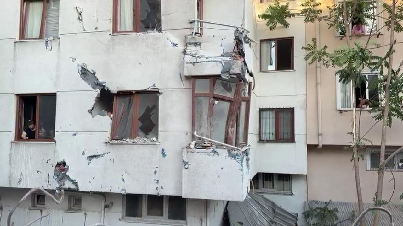 Kentsel dönüşümde korku dolu anlar: Yıkılan bina yan apartmanın üzerine devrildi