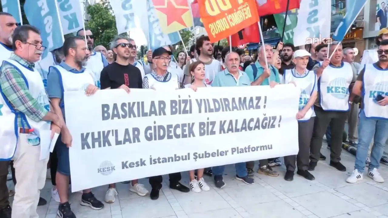 KESK Kadıköy’de toplandı: ‘KHK’lılar görevlerine iade edilsin’