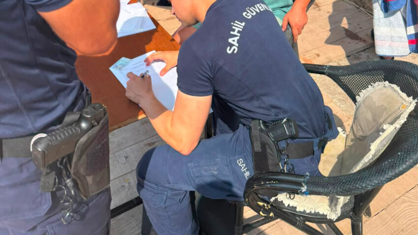 Kilic baligini kuyrugundan cekip karaya cikardi cezadan kacamadi Ux78iV5S.jpg