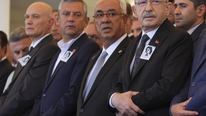 Kilicdaroglu ile ozgur ozelin katildigi cenazede sok detay celenkler torene damga vurdu 2Jc7Da39.jpg