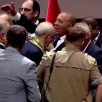 Kilicdaroglu rozet takarken sahneye cikip onune gelene firca atti lan tovbe ya rabbi PZhQQ9uW.jpg