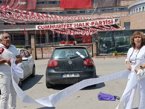 Kilicdaroglunu istemiyoruz imzalarini teslim etmek icin ankaraya gittiler randevu bekliyorlar g2rjLWUp.jpg