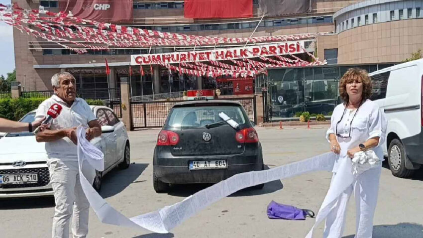 Kilicdaroglunu istemiyoruz imzalarini teslim etmek icin ankaraya gittiler randevu bekliyorlar g2rjLWUp.jpg