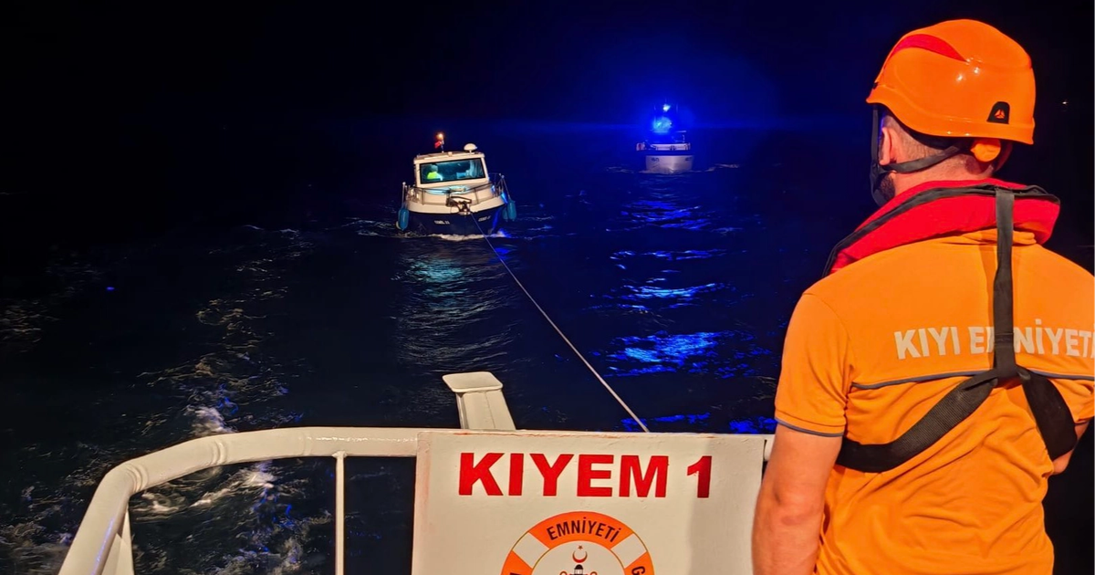 Kilitbahir açıklarında sürüklenen tekne kurtarıldı