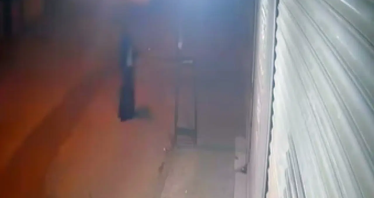 Kimliğini gizlemek için kara çarşaf giyip, kurşun yağdırdı