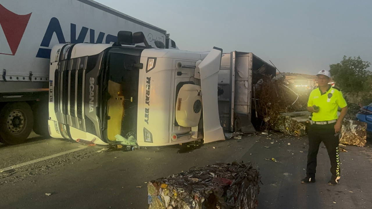 Kırıkkale’de hurda yüklü TIR devrildi: Sürücü yaralandı