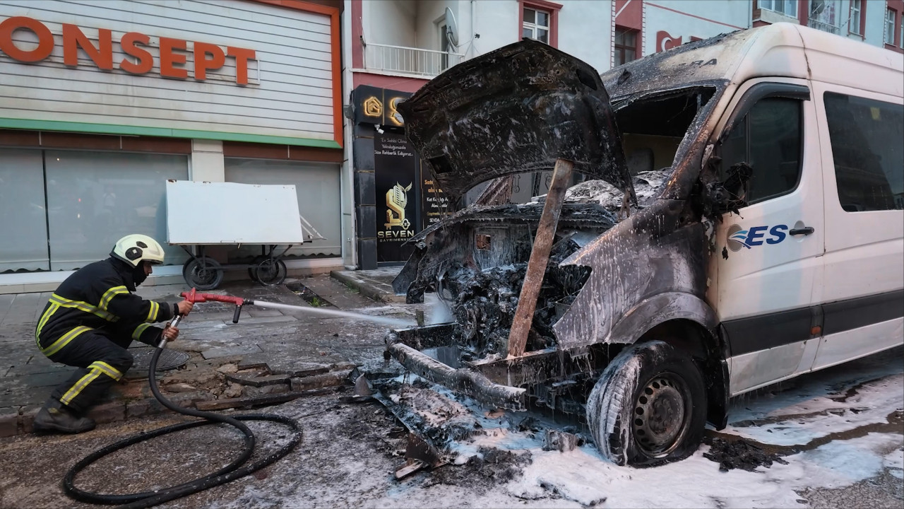 Kırıkkale’de park halindeki minibüs alevlere teslim oldu