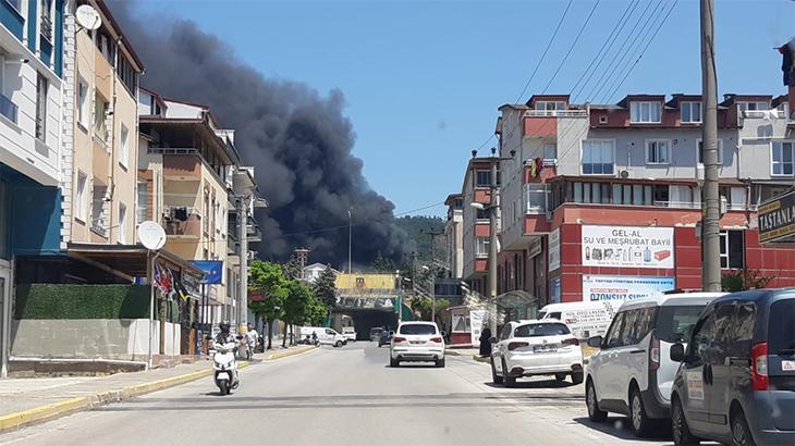 Kocaeli’de fabrika yangını! Siyah dumanlar gökyüzünü kapladı