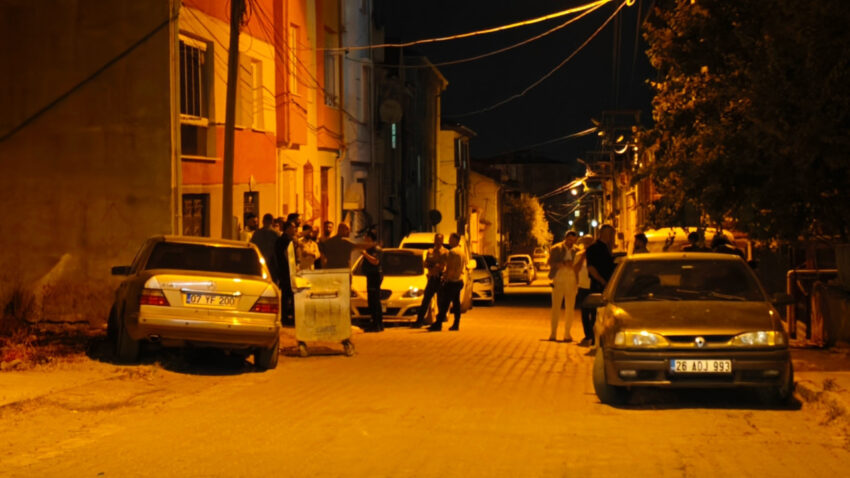 Komsu aileler birbirine girdi 1i polis 11 yarali AkltALPb.jpg