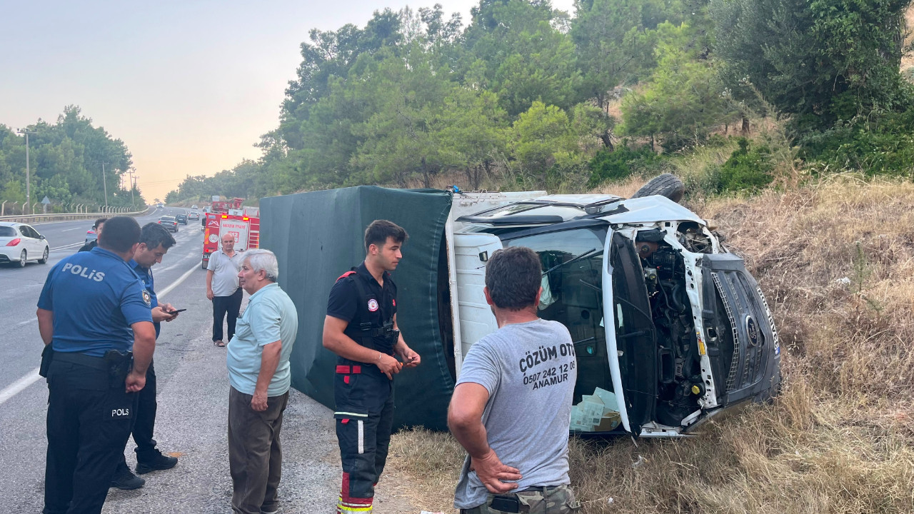 Kontrolden çıkan kamyonet karşı şeritte devrildi: Sürücü yaralandı