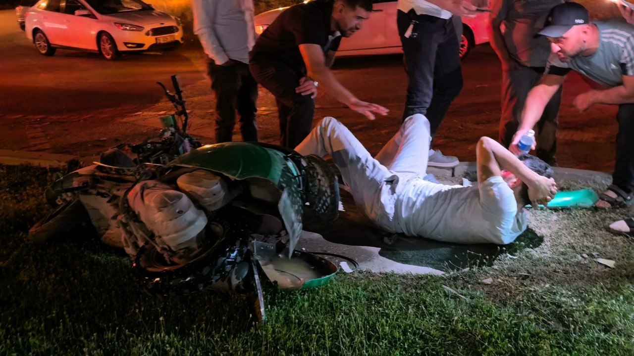 Kontrolden çıkan motosiklet yön levhasına çarptı: Sürücü ağır yaralandı