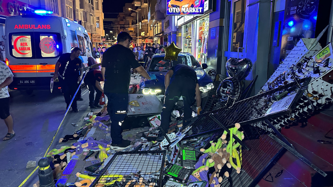 Kontrolden çıkan otomobil kaldırıma daldı: 4 yaralı