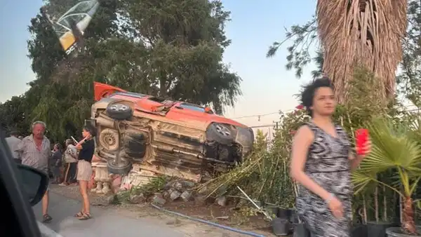 Korkutan kaza devrilen arac is yerlerine metreler kala durdu xVITEhUD.jpg