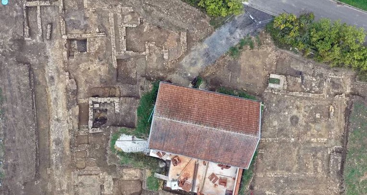 Köydeki evin altından kumbara çıktı: İçinden hazine fışkırdı