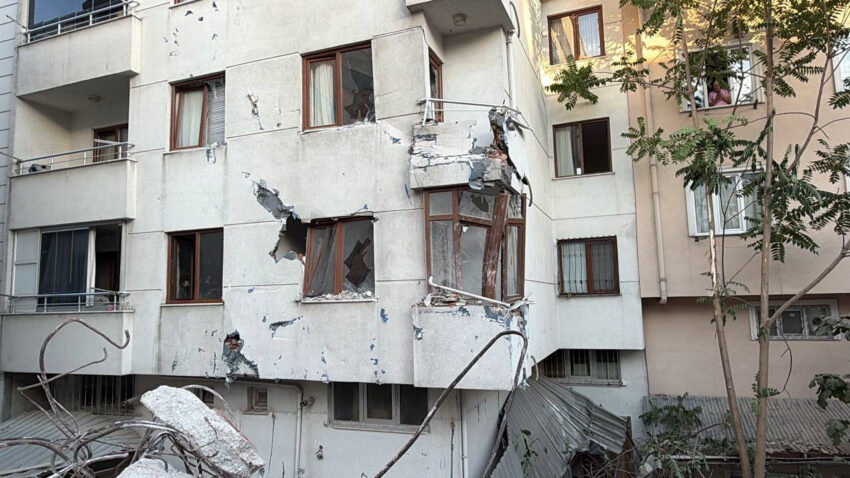 Kucukcekmecede yikim panigi bina komsu apartmana yaslandi JJl3yhZP.jpg
