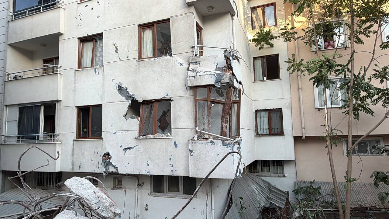 Küçükçekmece’de yıkım paniği: Bina komşu apartmana yaslandı