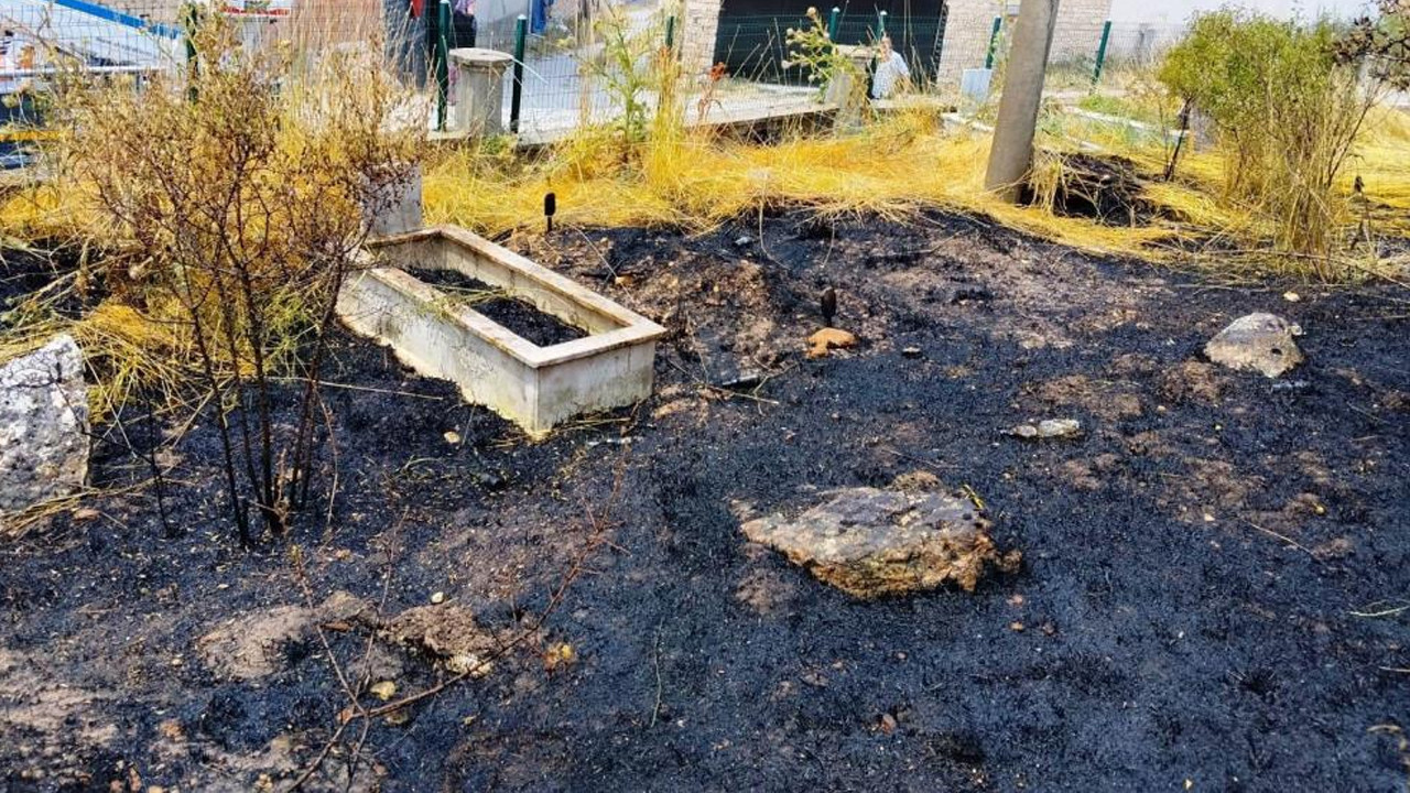 Kütahya Emet’te mezarlık yangını: 10 kabir zarar gördü