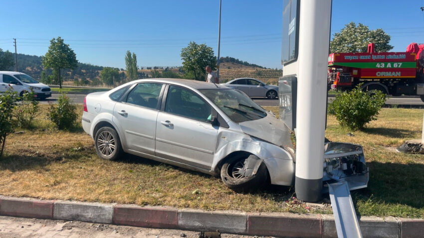 Kutahyada korkutan kaza kontrolden cikan arac tabelaya carpti X21SCNAt.jpg