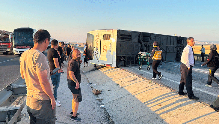 Kutahyada yolcu otobusu bariyerlere carpip devrildi cok sayida yarali var gK1j4fyR.jpg