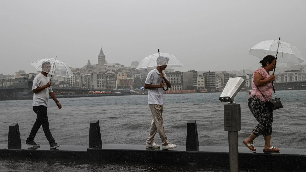 Kuvvetli sağanak daha ne kadar sürecek? Yaz ortasında kışı yaşattı