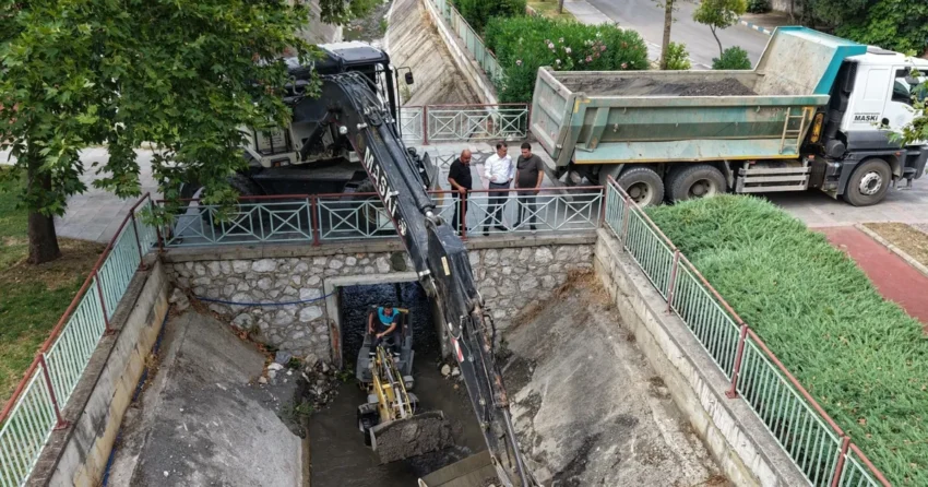 Manisa kent merkezinde dere ve kanal temizligi aKiKq23I.webp