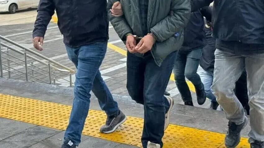 Manisada esini bicaklayarak olduren supheli gozaltina alindi 417GvIfI.jpg