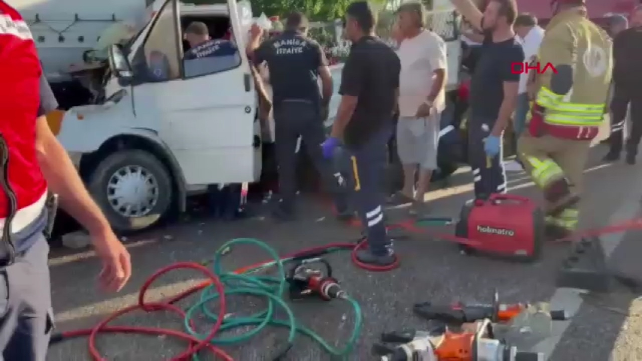 Manisa’da kamyonet tıra girdi: 1’i ağır 2 yaralı