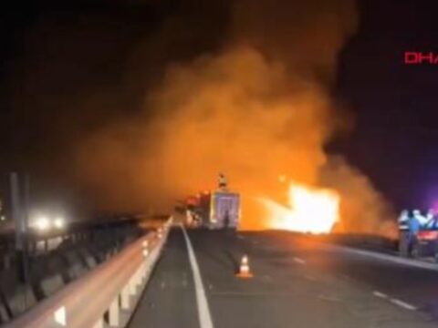 Mazot yuklu tanker devrildi alevler geceyi aydinlatti yarali surucu kendini son anda kurtardi Emiuaf2p.jpg