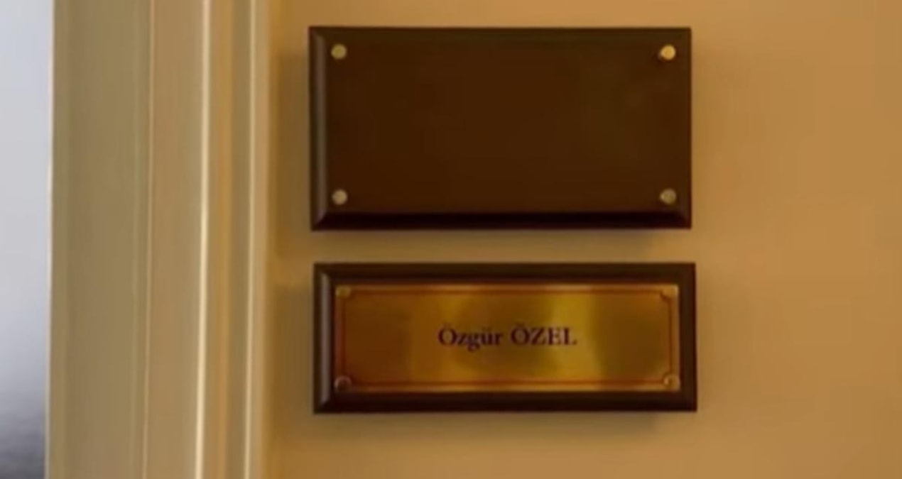 Mecliste ozelin adindan chp kaldirildi BBu9YjeQ.jpg