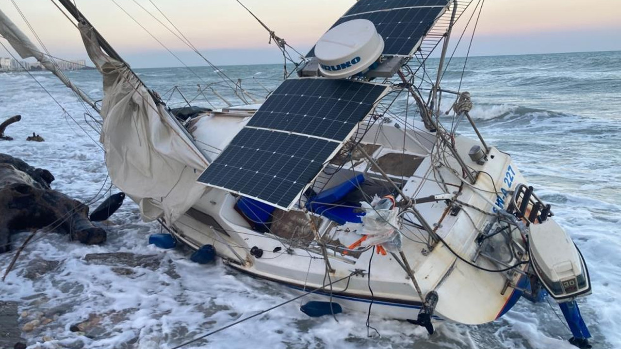 Mersin Erdemli’de fırtına nedeniyle yelkenli tekne kıyıya vurdu