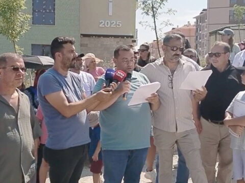 Mersinde 15 aydir evlerine girmeyi bekleyen toki magdurlarindan protesto EgIBGMT2.jpg