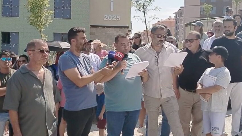 Mersinde 15 aydir evlerine girmeyi bekleyen toki magdurlarindan protesto EgIBGMT2.jpg