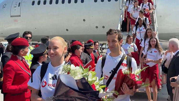 Milletler ligi sampiyonu filenin sultanlari yurda dondu Qu5aIUwU.jpg