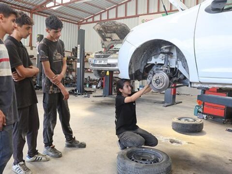 Motor sokuyor sanziman indiriyor sanayi prensesi 5 ciraga ustalik yapiyor XbZIe3te.jpg