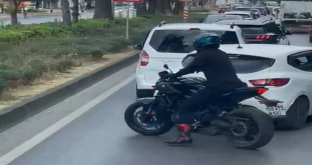 Motosiklet sürücüsü, vakaya giden itfaiye aracına yolu açtı
