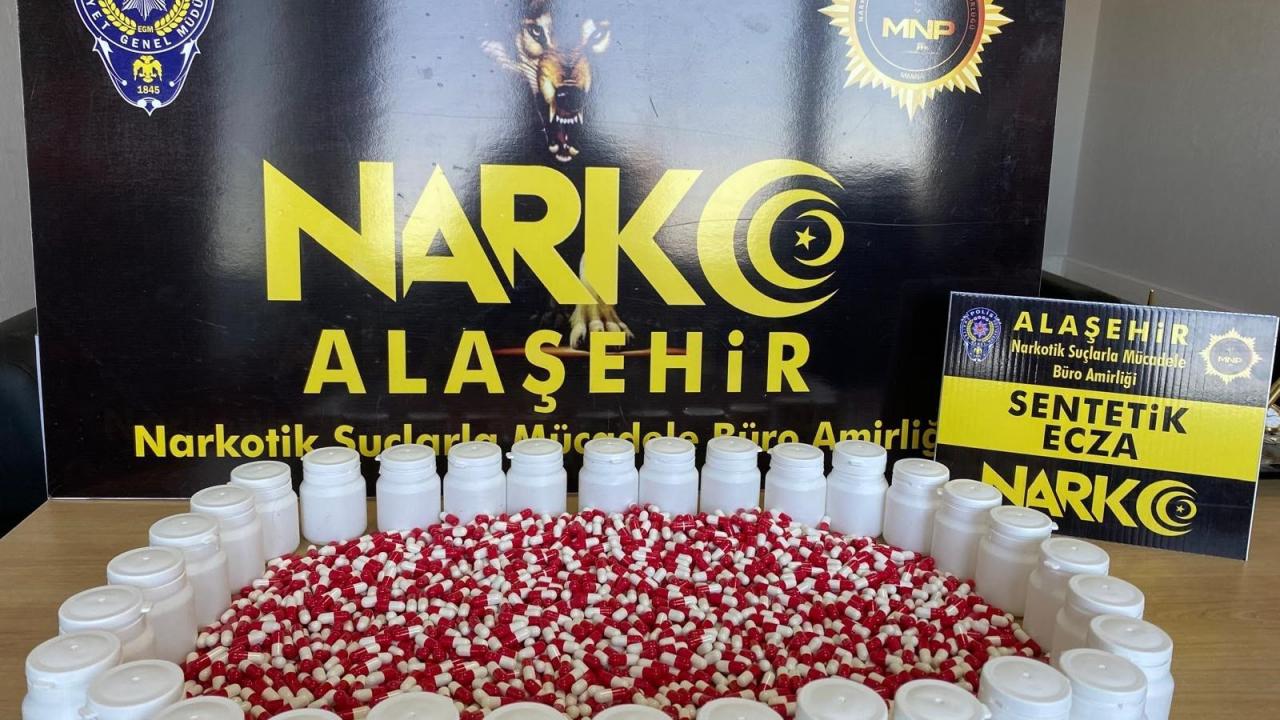 Motosikletli kuryeden bin 803 adet sentetik ecza hapı çıktı!