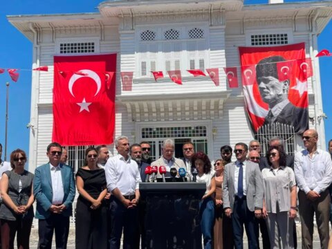 Mudanyada ismet inonu protestosu mudanya belediye baskani dalgic acik bir ozur bekliyoruz spfkqyee.jpg
