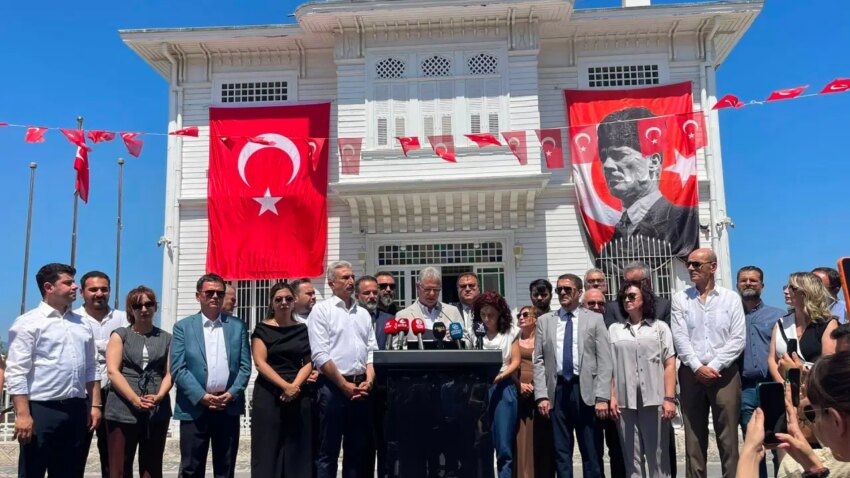 Mudanyada ismet inonu protestosu mudanya belediye baskani dalgic acik bir ozur bekliyoruz spfkqyee.jpg