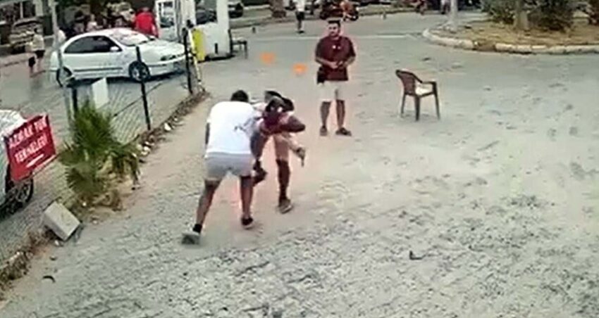 Muglada sokak ortasinda birbirine girdiler kan akti 2kIXMnqW.jpg