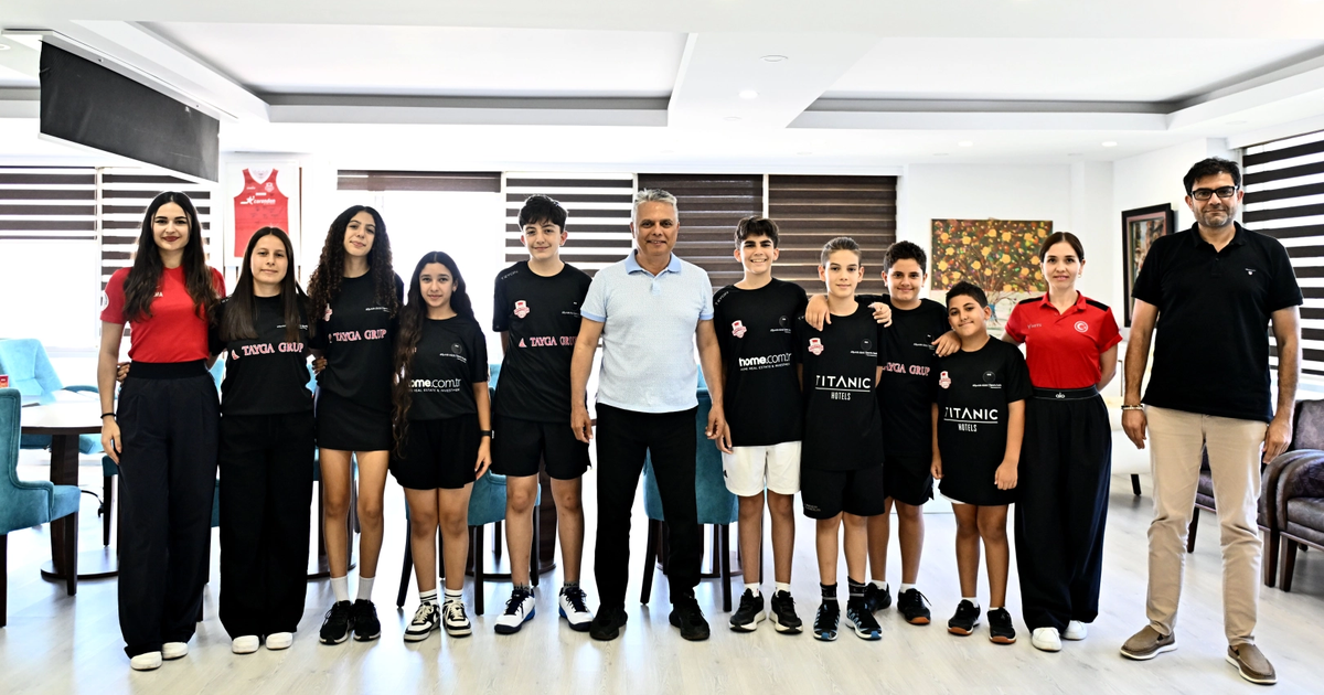 Muratpaşa Belediyespor squashta kürsüden inmiyor