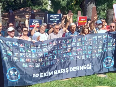 Nato yasaklari nedeniyle ankara yerine izmirde anma 129 aydir adalet ve baris mucadelemiz suruyor Xp3ZZ5Yw.jpg
