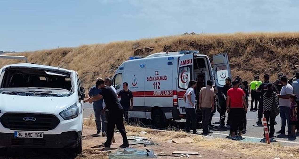 Öğrenci servisi ile otomobil çarpıştı: 19 kişi yaralandı