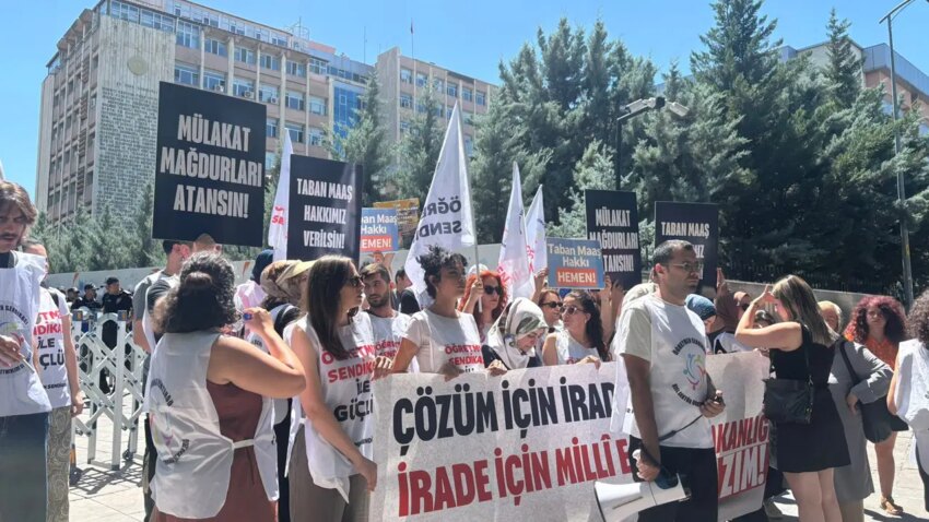 Ogretmenler ankarada direnisi surduruyor asgari ucretle bakan tekin gecinsin RQTDGJ3X.jpg