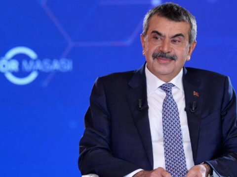 Okullarda cocuklara bir ogunu cok goren bakan yusuf tekin ustune bir de tesekkur bekliyormus cg6UzZ9D.jpg
