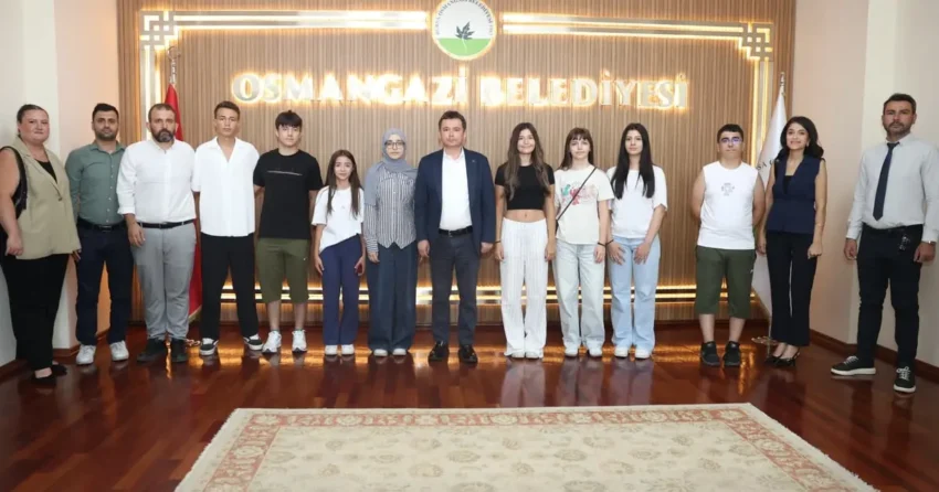 Osmangazide ucretsiz lgs kurslarinin basarili ogrencileri baskan aydinla bulustu aFkg1krX.webp
